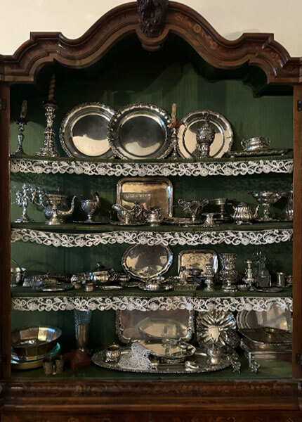 Antiquitäten Verkauf – Sortiment an wertvollem Tafelsilber, Schalen und Silberobjekten.
