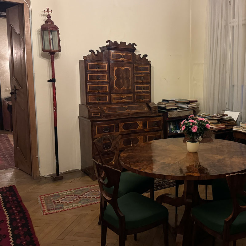 Gratis Räumung durch Wertgegenstände: Kostensenkung bei der Entrümpelung durch den Ankauf von Sekretären, Gemälden und Tafelsilber.