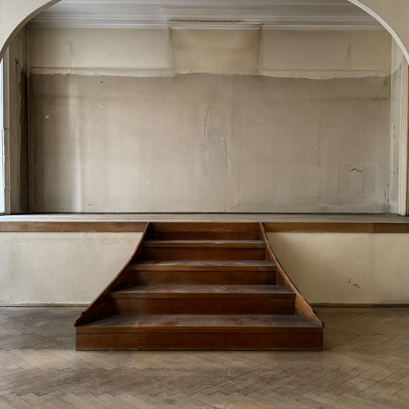 Nachher: Komplett geräumtes und leerstehendes Zimmer mit entfernter Bibliothek nach der professionellen Haushaltsauflösung.