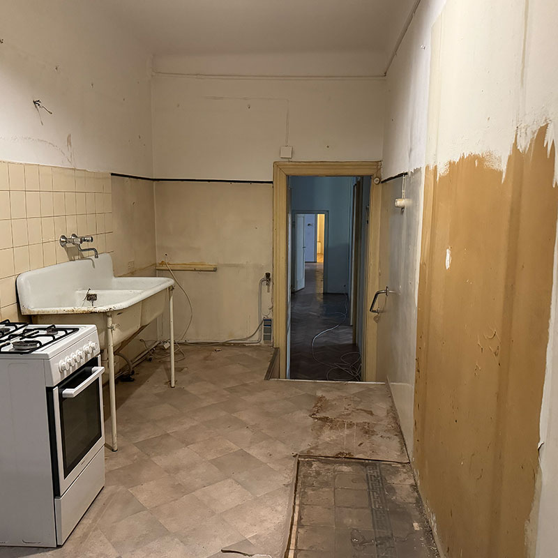 Nachher: Besenrein geräumte Küche nach der Entrümpelung – alle Altgeräte und Schränke wurden fachgerecht demontiert und entsorgt.