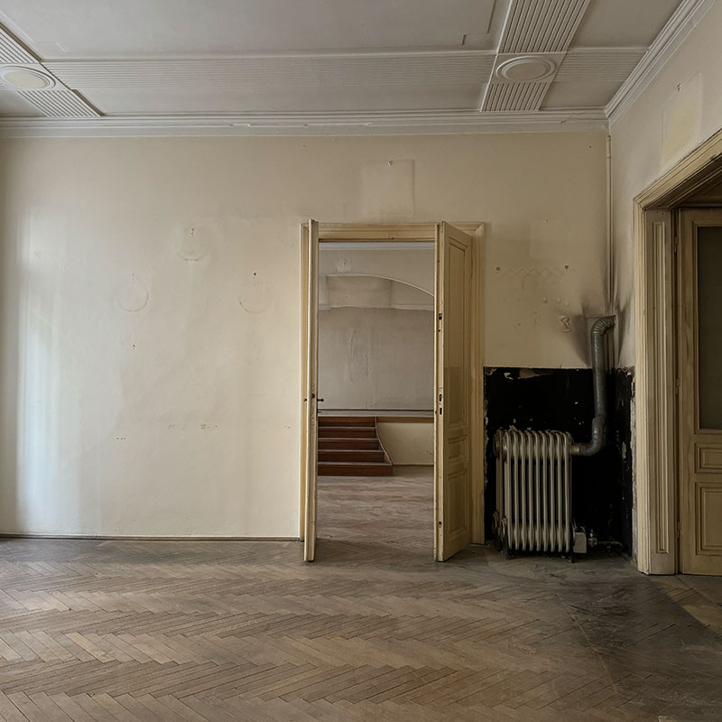 Nachher: Übergabebereite, leere Altbauwohnung in Wien nach der Wohnungsräumung mit vollständiger Möbelentfernung.