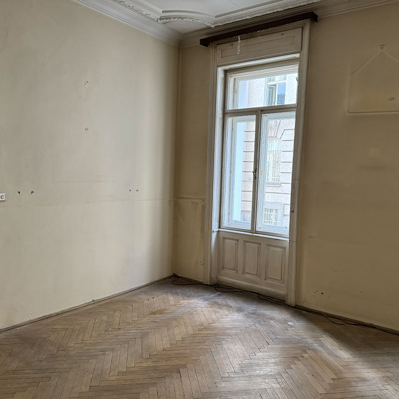 Nachher: Besenreines Zimmer nach der professionellen Entrümpelung – inklusive Demontage von Lampen und Vorhängen.