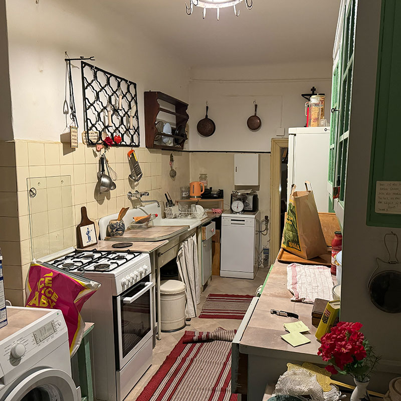 Vorher: Voll ausgestattete, unaufgeräumte Küche mit Elektrogeräten vor der fachgerechten Küchenentkernung und Sperrmüllentsorgung.