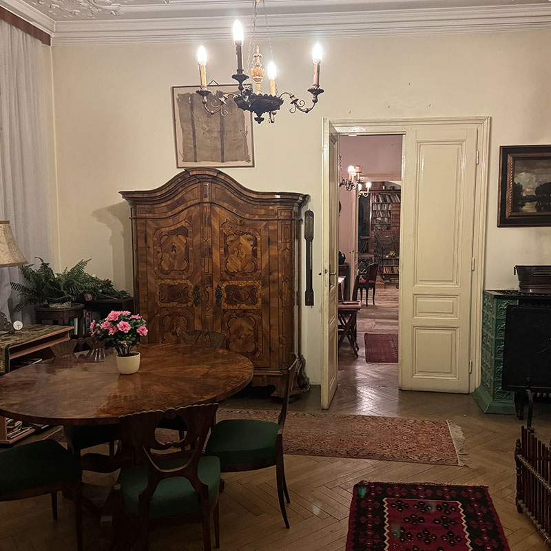 Vorher: Möbliertes Wohnzimmer mit antikem Barockschrank und Orientteppich vor dem Antiquitäten-Ankauf und der Räumung.