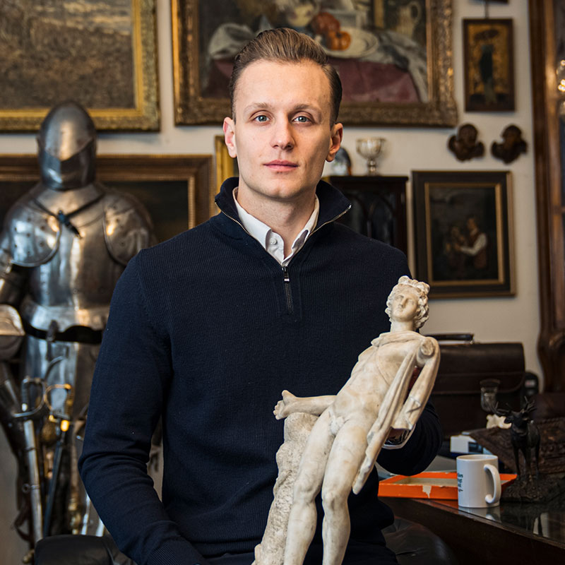 Seriöser Figuren Ankauf Wien: Antiquitätenhändler Haldenwang bei der persönlichen Begutachtung einer Skulptur. Vertrauen Sie auf über 40 Jahre Erfahrung, kostenlose Schätzung vor Ort in ganz Österreich und sofortige Barzahlung.