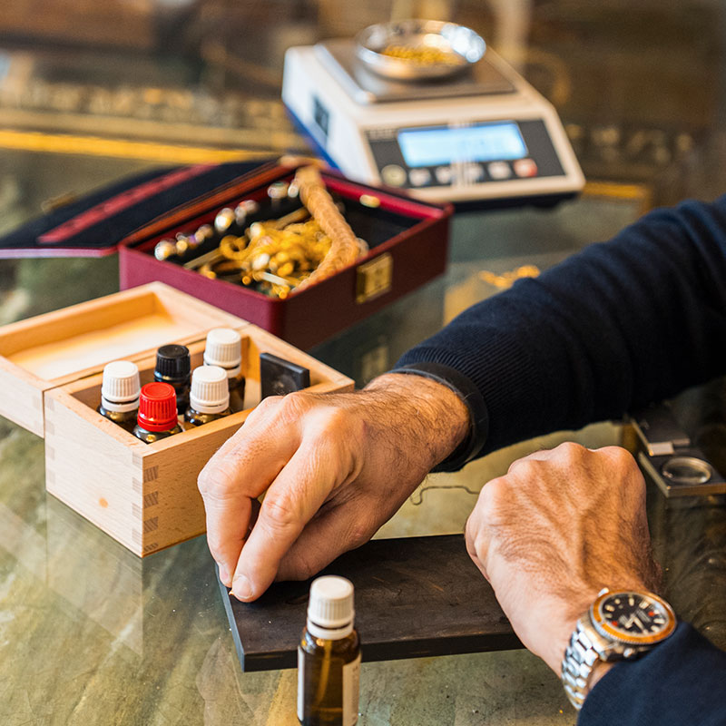 Antikschmuck verkaufen: Bewertung von Brilliantschmuck, Perlenketten und Taschenuhren aus Gold durch Fachhändler.