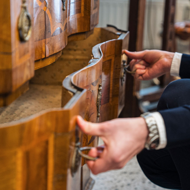 Möbel Ankauf Niederösterreich: Wir kaufen Biedermeier Kommoden, Schreibmöbel und antike Vitrinen inklusive Abtransport.