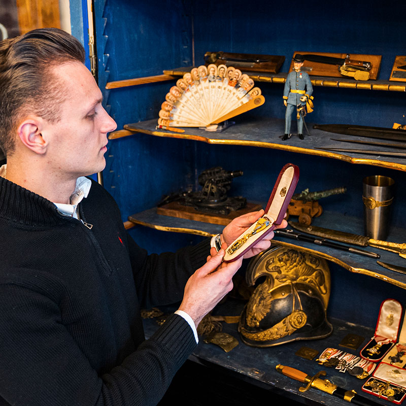 Ankauf Militaria: Spezialist für Ritterrüstungen, Brustpanzer und antike Ausrüstung der Infanterie und Kavallerie.