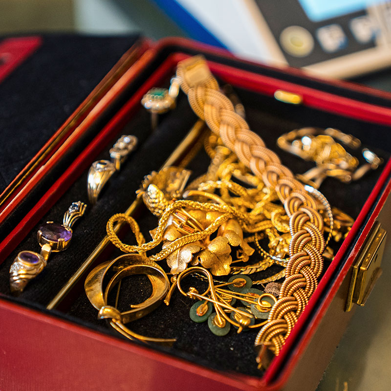 Goldschmuck in einer Schmuckschatulle zur Schätzung und sofortigen Barzahlung beim Ankauf Altgold Wien.