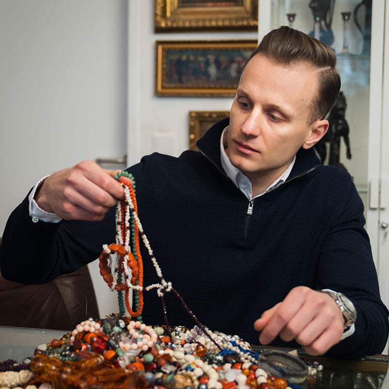 Schmuck schätzen lassen in Wien: Fachmännische Prüfung von Schmuckstücken aus Verlassenschaften durch Antiquitätenhändler Haldenwang.