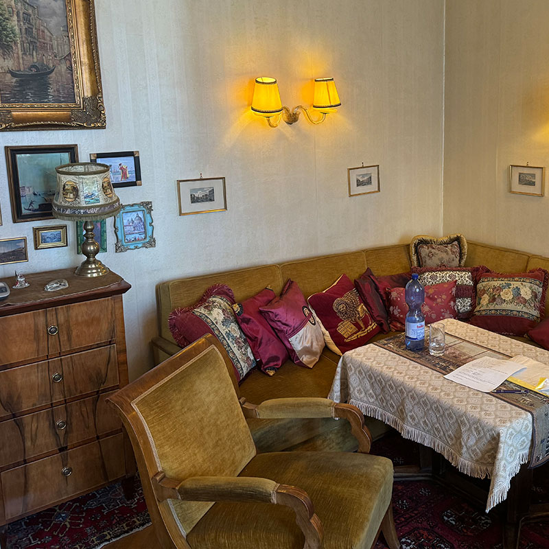 Ihr Experte für Verlassenschaften in Wien und Niederösterreich – Begutachtung einer klassischen Wiener Altbauwohnung mit Antiquitäten.