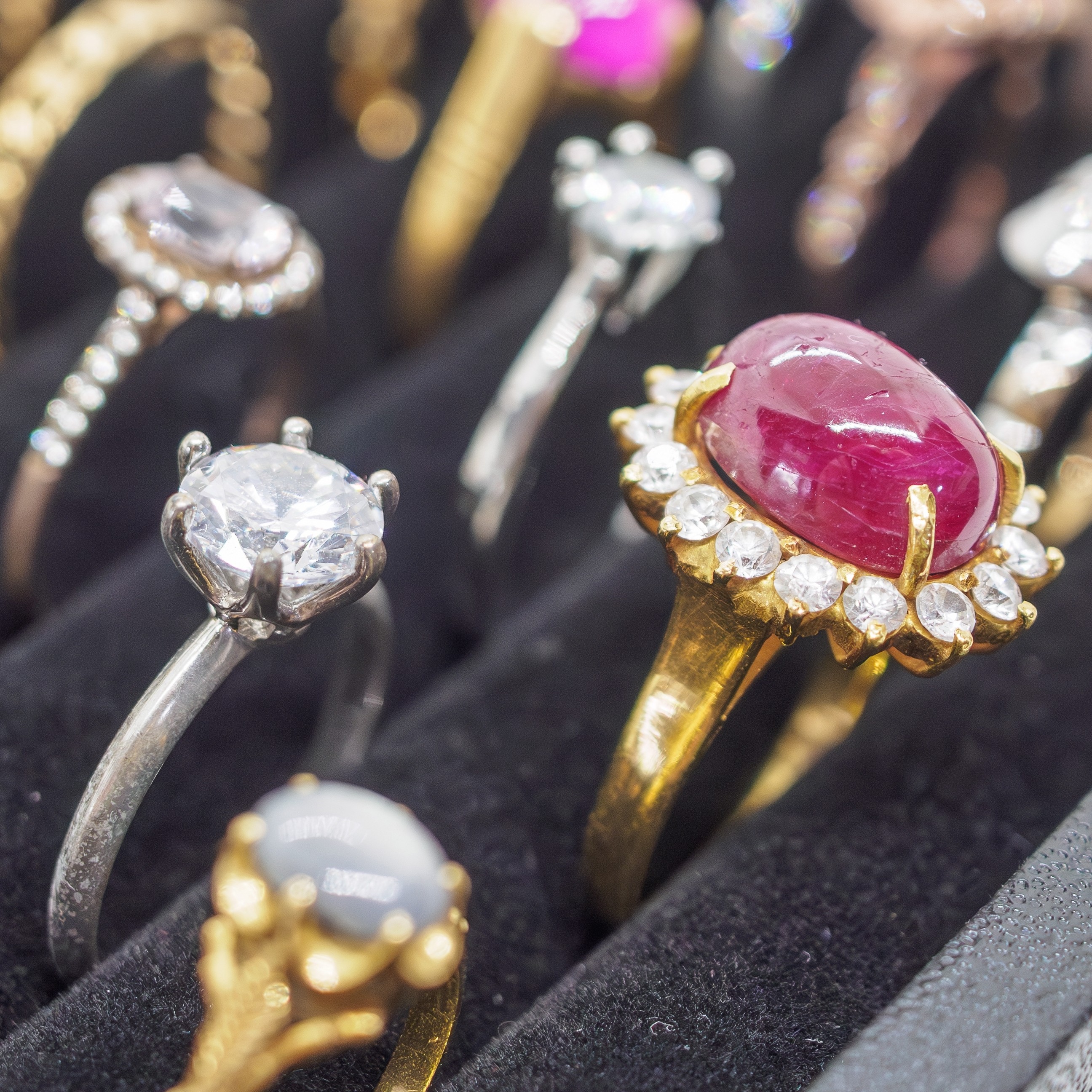 Schwerpunkt - Schmuck mit Edelsteinen